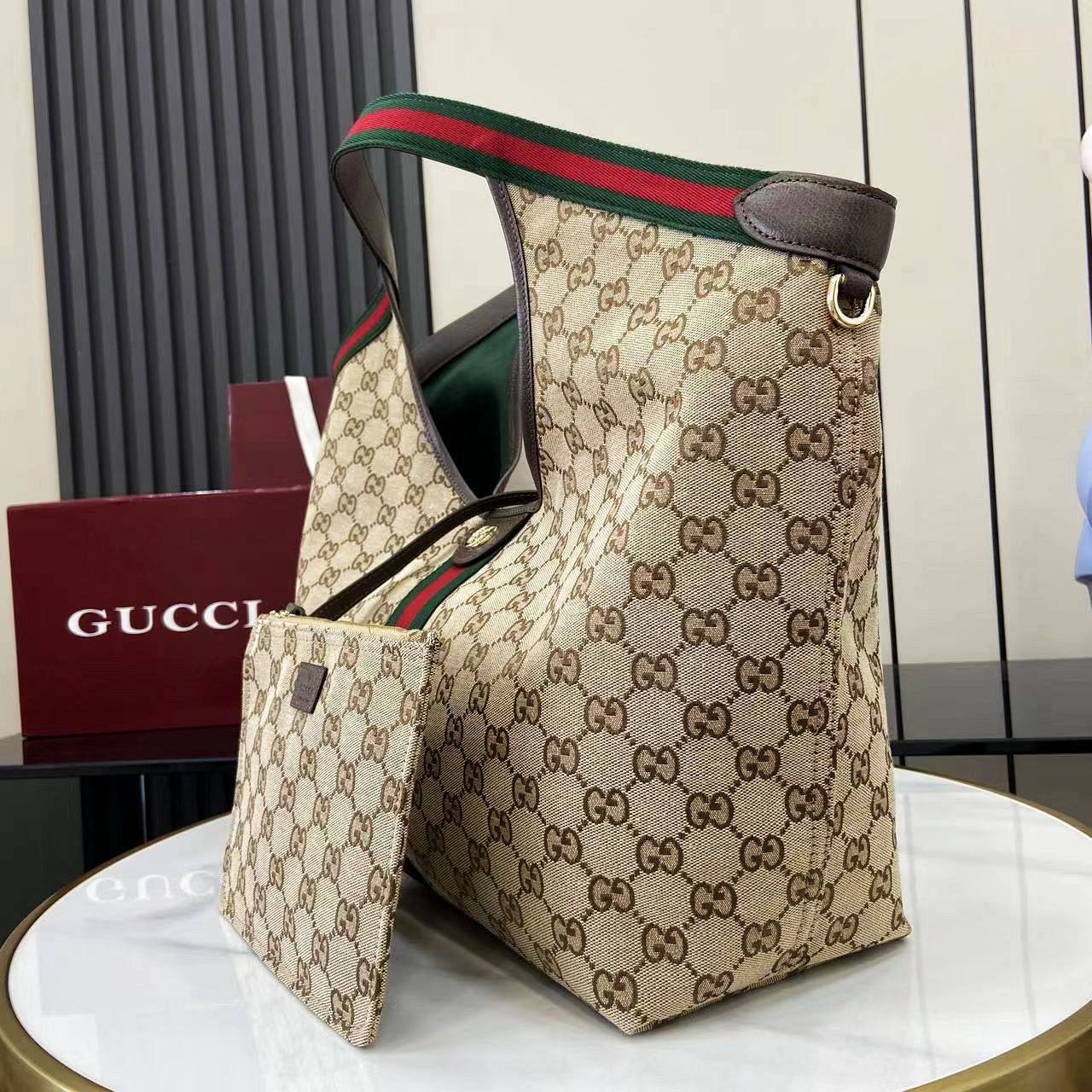 GUCCI 
COPY ONE NEW CAME 
155 dhs💓
Size: 50cm

Zain39
♥️♥️♥️