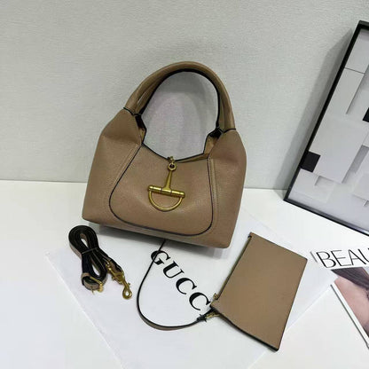 Gucci 

Size 27 cm 

115 dhs❣️

with magnatic box 📦

Zain278
♥️♥️♥️