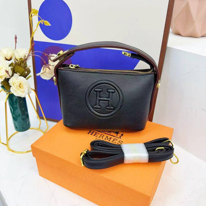 HERMES
 ʟᴜɴᴄʜ ʙᴏx ʙᴀɢ
ᴡɪᴛʜ ʙᴏx
ᴡɪᴛʜ ᴀᴅᴊᴜsᴛᴀʙʟᴇ sᴛʀᴀᴘ
sɪᴢᴇ : 17.5 cm

70 dhs✅

Zain31
♥️♥️♥️