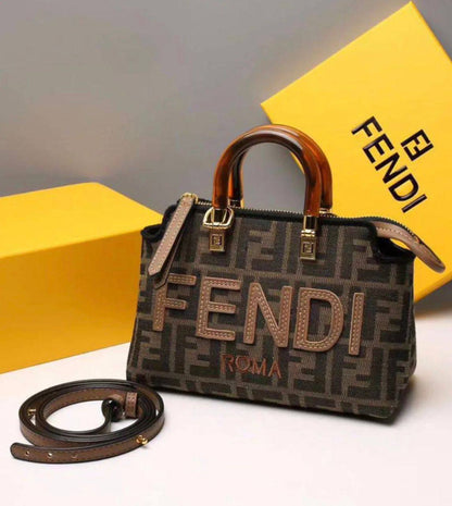 Fendi
95 dhs❣️
SIZE：20cm
Good-quality 

with box
🎁🎁🎁

Zain35
♥️♥️♥️