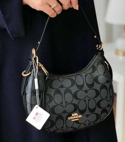 Coach

95 dhs💓
SIZE：21×18×8cm
High quality

Zain35
♥️♥️♥️