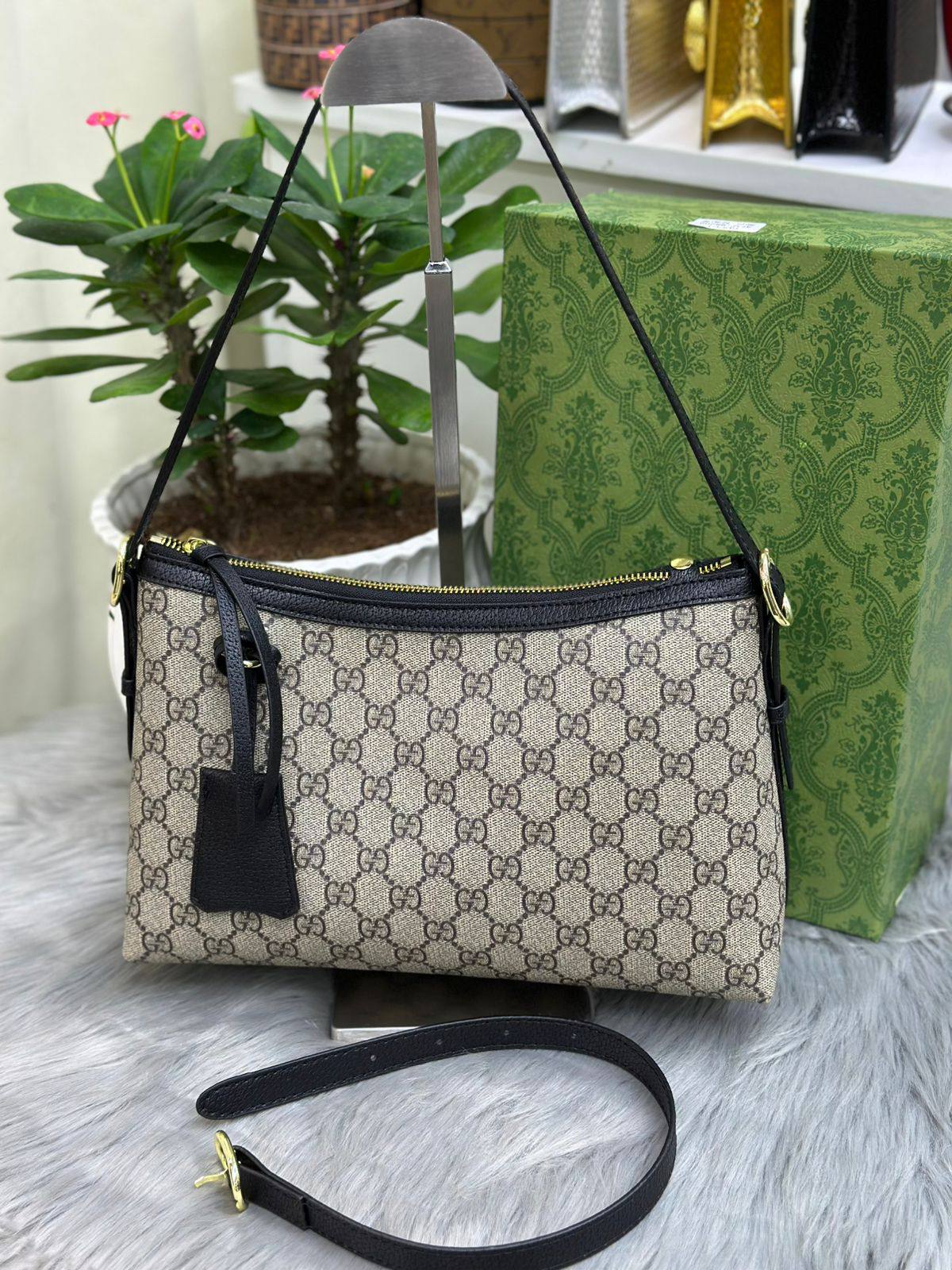 Gucci
SIZE  ……… 30 CM 🥰
95 dhs❣️
with BOX🌷

Zain51
♥️♥️♥️