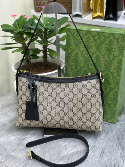 Gucci
SIZE  ……… 30 CM 🥰
95 dhs❣️
with BOX🌷

Zain51
♥️♥️♥️