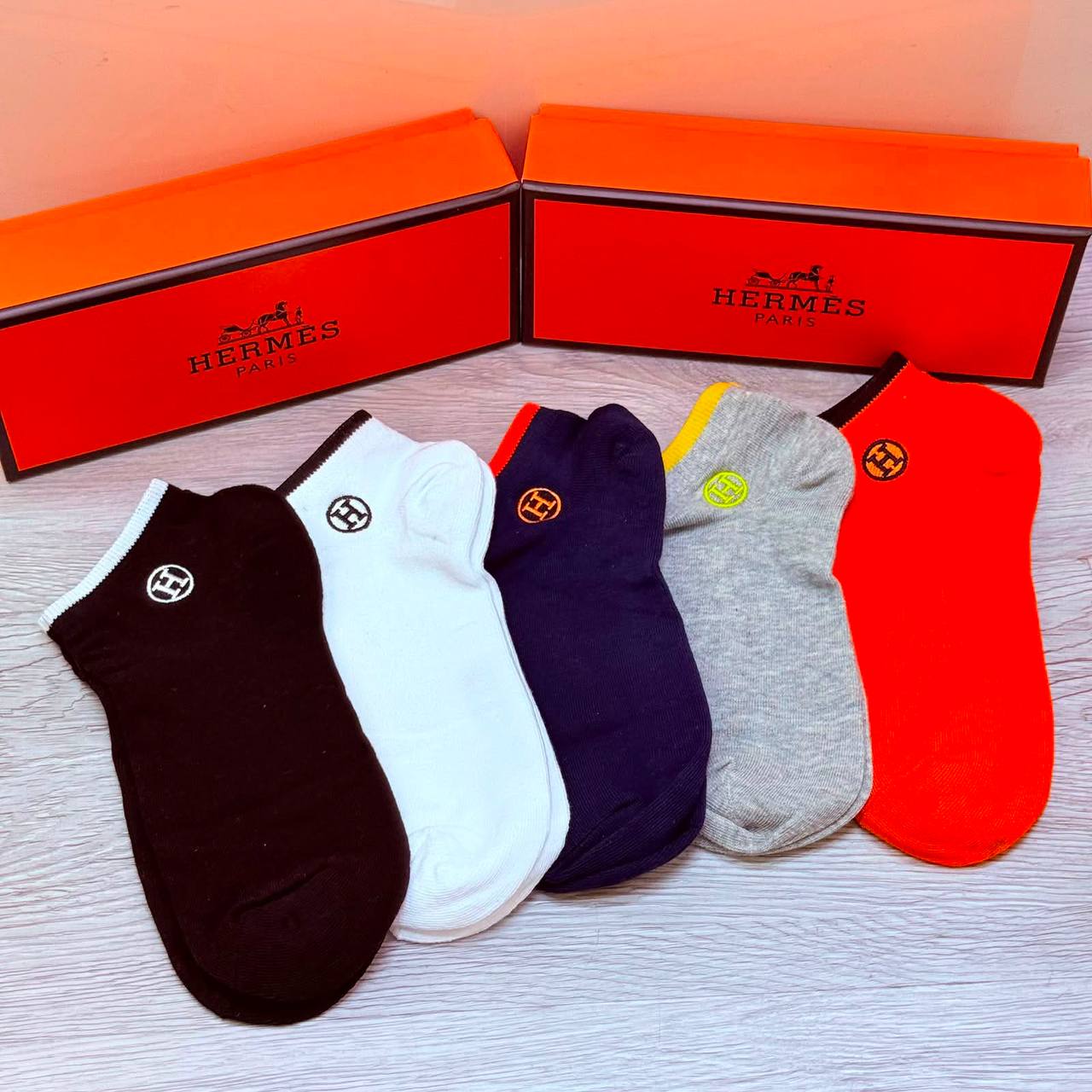 NEW CAME
SOCKS 
GOOD QUALITY 
40 dhs✅
(IN ONE BOX 5 PAIRS)

Zain40
♥️♥️♥️