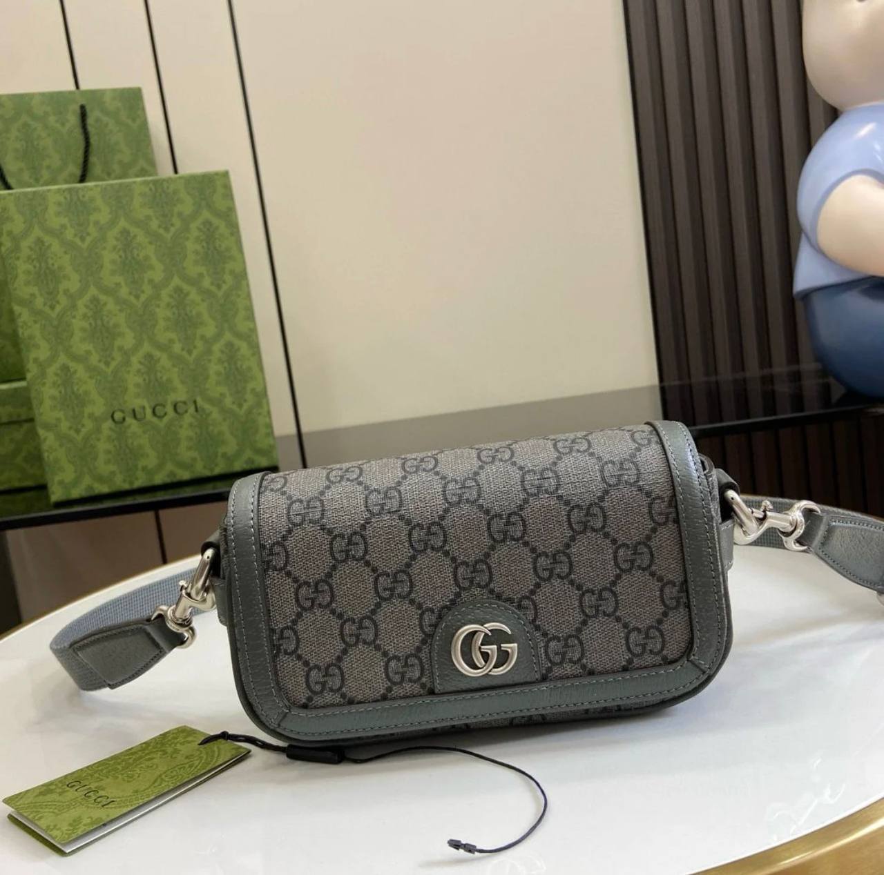 Gucci

✨✨NEW ✨✨

95 dhs🪙🪙

with box
🎁🎁🎁

Zain38
♥️♥️♥️