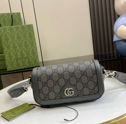 Gucci

✨✨NEW ✨✨

95 dhs🪙🪙

with box
🎁🎁🎁

Zain38
♥️♥️♥️