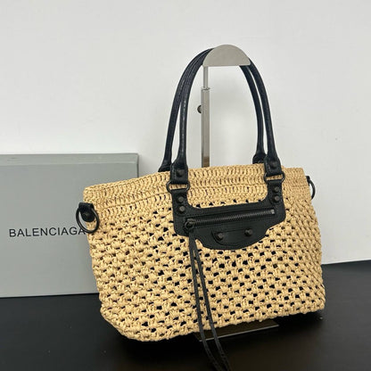 Balenciaga 
Master🌺
360 dhs✅🥰🥰

Zain228
♥️♥️♥️