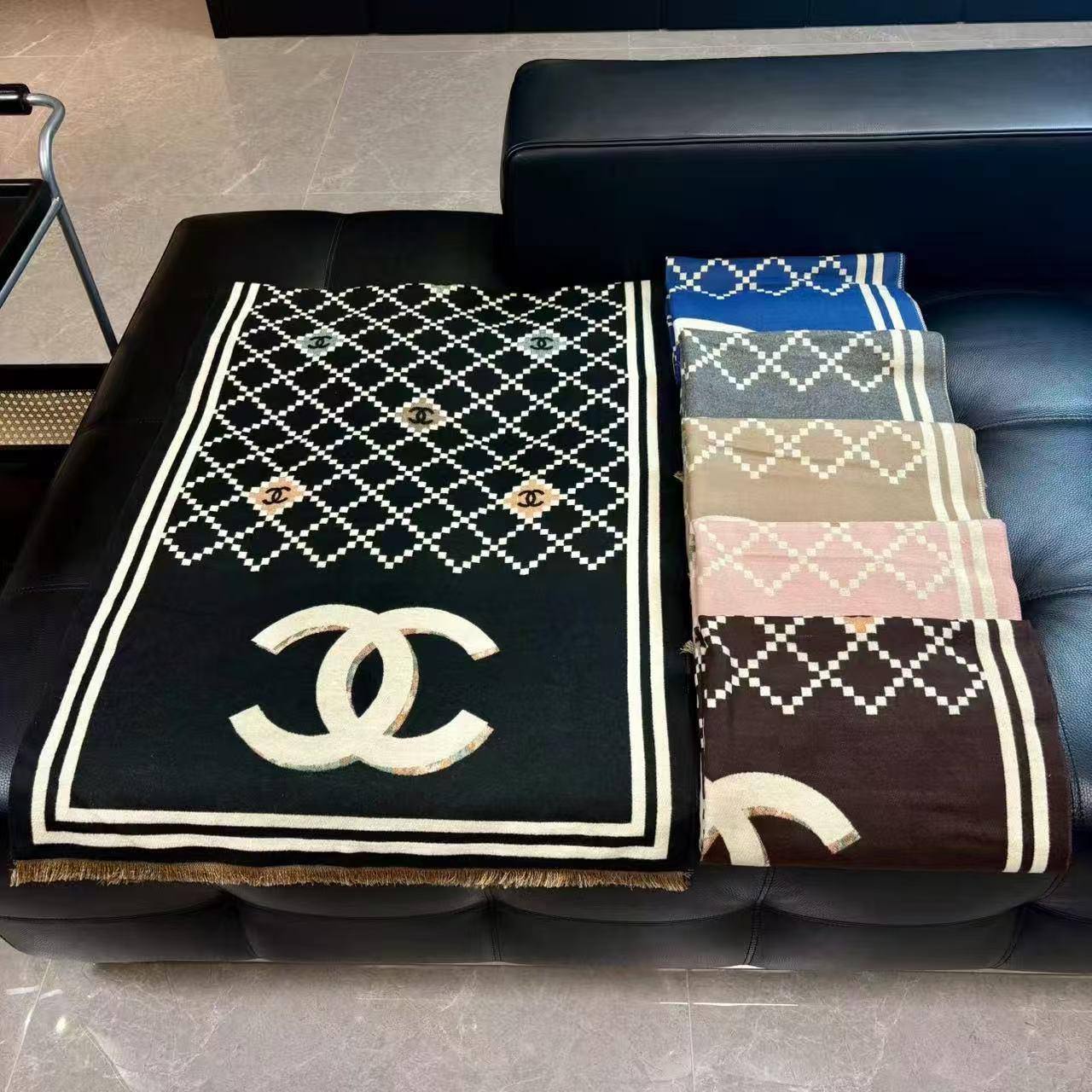Scarf
 ❤️❤️high quality
Witbbox  👑🧣
60 dhs🪙🖤

Zain04
♥️♥️♥️