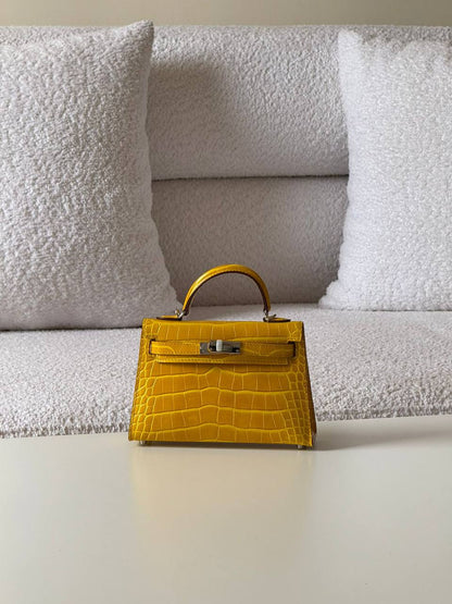 Hermes
minikelly 19cm💕master quality😍with box❤️
510 dhs✅🇦🇪

Zain52
♥️♥️♥️