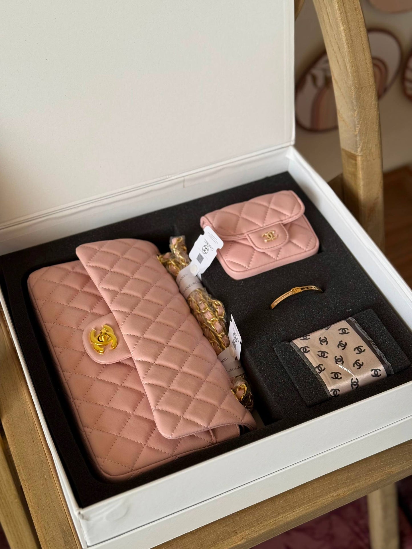 New Collection✨✨✨
CHANEL
25cm
450 dhs✅
*FULL SET(GIFT BOX)😍😍*
*MASTER QUALITY*
With box

Zain167
♥️♥️♥️