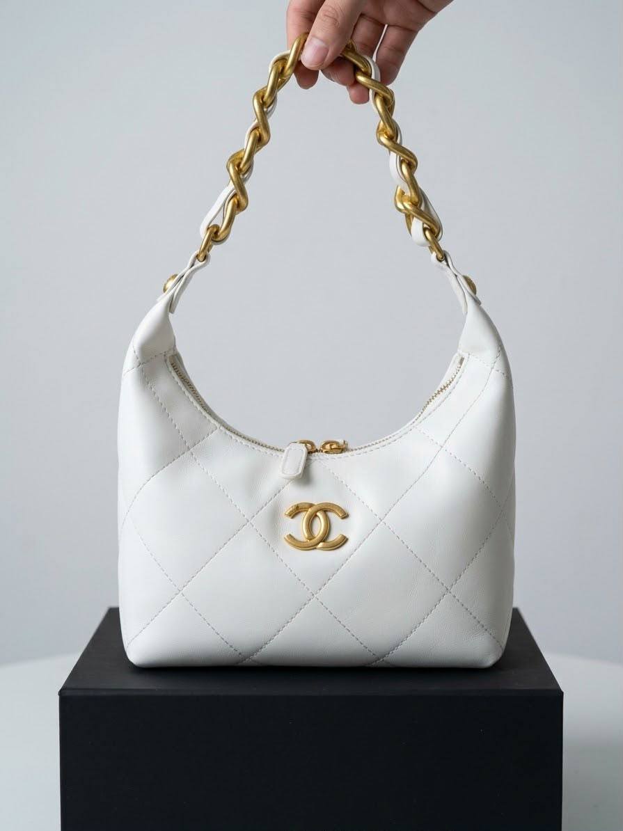 Chanel

High quality 

With box 
105 dhs🇦🇪🇦🇪

Zain50
♥️♥️♥️