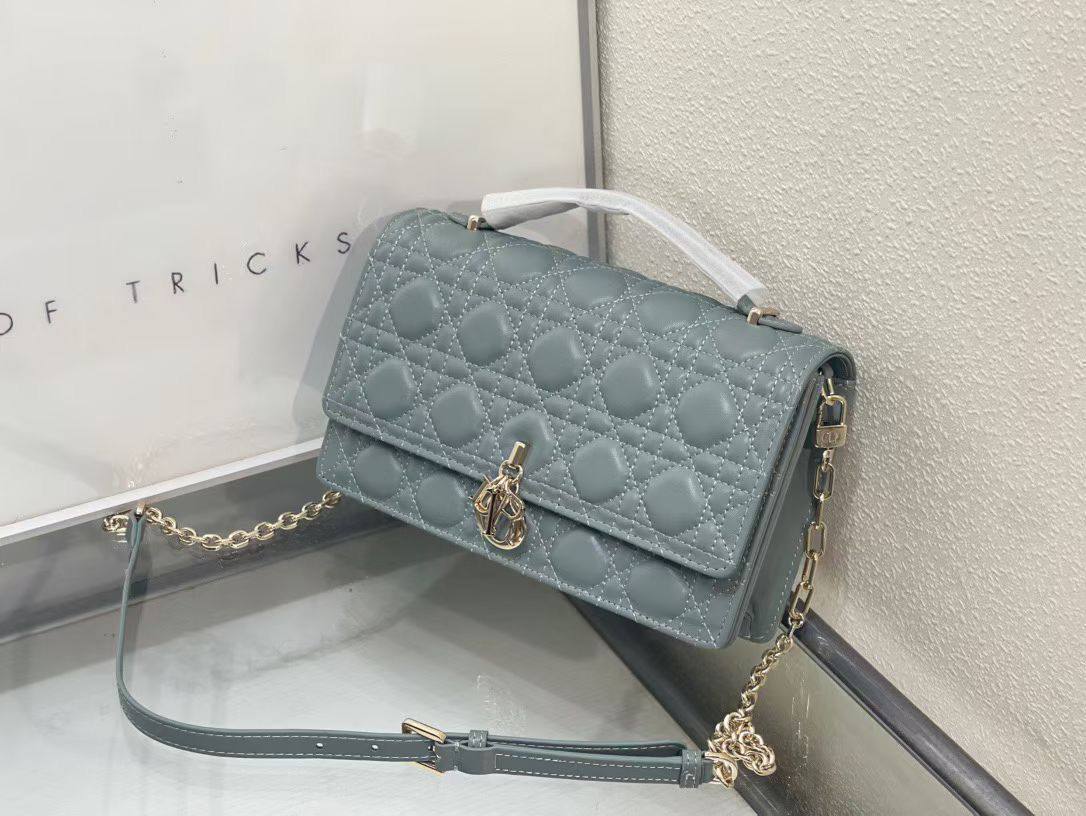 Dior Master
280 dhs🪙💚
#24cm

#with box…
🎁🎁🎁

Zain228
♥️♥️♥️