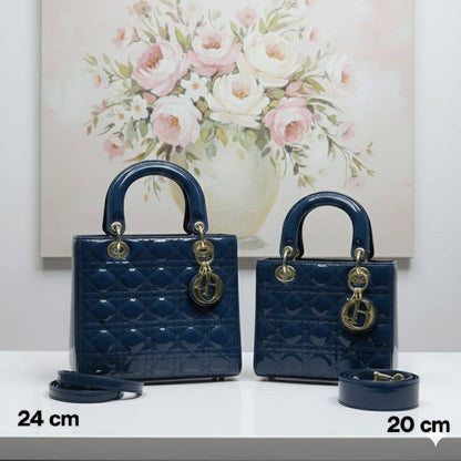 CHRISTIAN LADY DIOR
ɢʟᴏssʏ ᴍᴀᴛᴇʀɪᴀʟ
ɢᴏʟᴅ ʜᴀʀᴅᴡᴀʀᴇ
ᴡɪᴛʜ ᴡᴇʙ ʟᴏɴɢ sᴛʀᴀᴘ
ᴡɪᴛʜ BOX
🎁🎁🎁
 *sɪᴢᴇ: 24 cm = Pʀɪᴄᴇ 110 ᴅʜs* 
  
 *sɪᴢᴇ: 20 ᴄm = Pʀɪᴄᴇ 100 ᴅʜs* 

Zain31
♥️♥️♥️