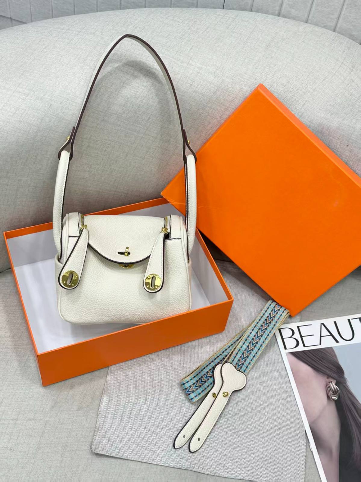 HERMES

Best quality 

with box
120 dhs🇦🇪🇦🇪

size 20CM

Zain290
♥️♥️♥️