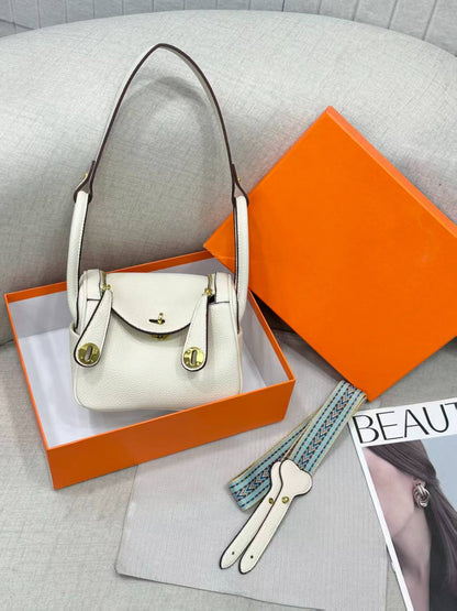 HERMES

Best quality 

with box
120 dhs🇦🇪🇦🇪

size 20CM

Zain290
♥️♥️♥️