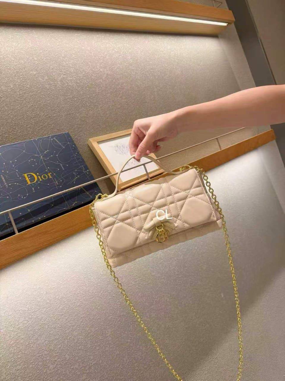 Dior
Best quality
Whith box’s
130 dhs💓
size 25cm

Zain158
♥️♥️♥️