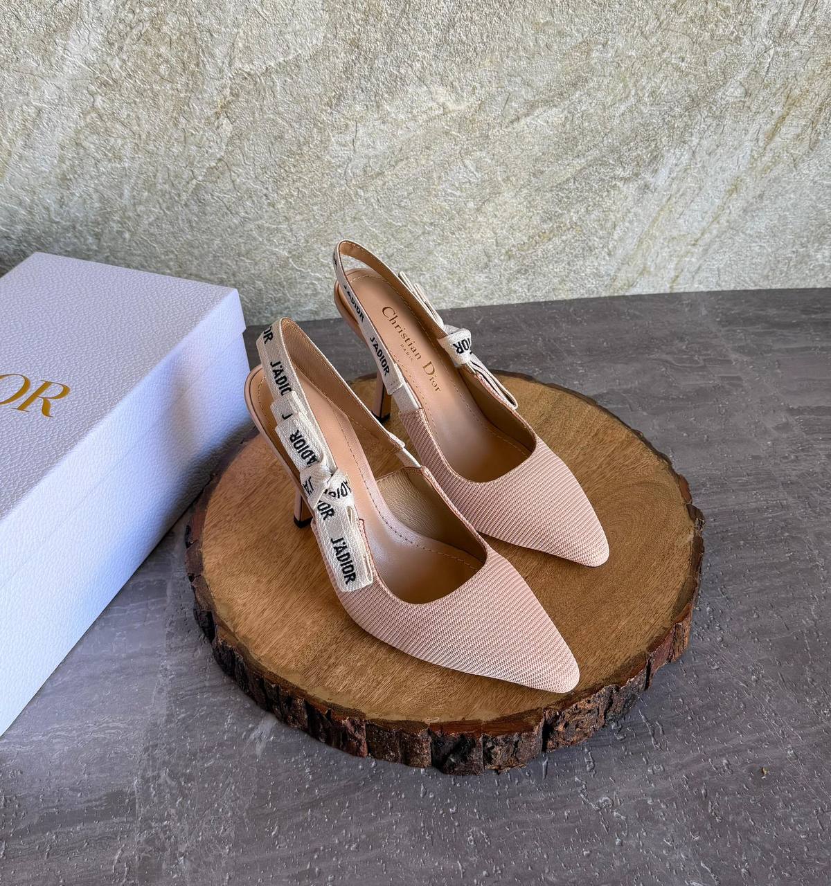 DIOR 
SuperMaster Quality 💯
450 dhs✅
Size: 36-41💥

Zain171
♥️♥️♥️