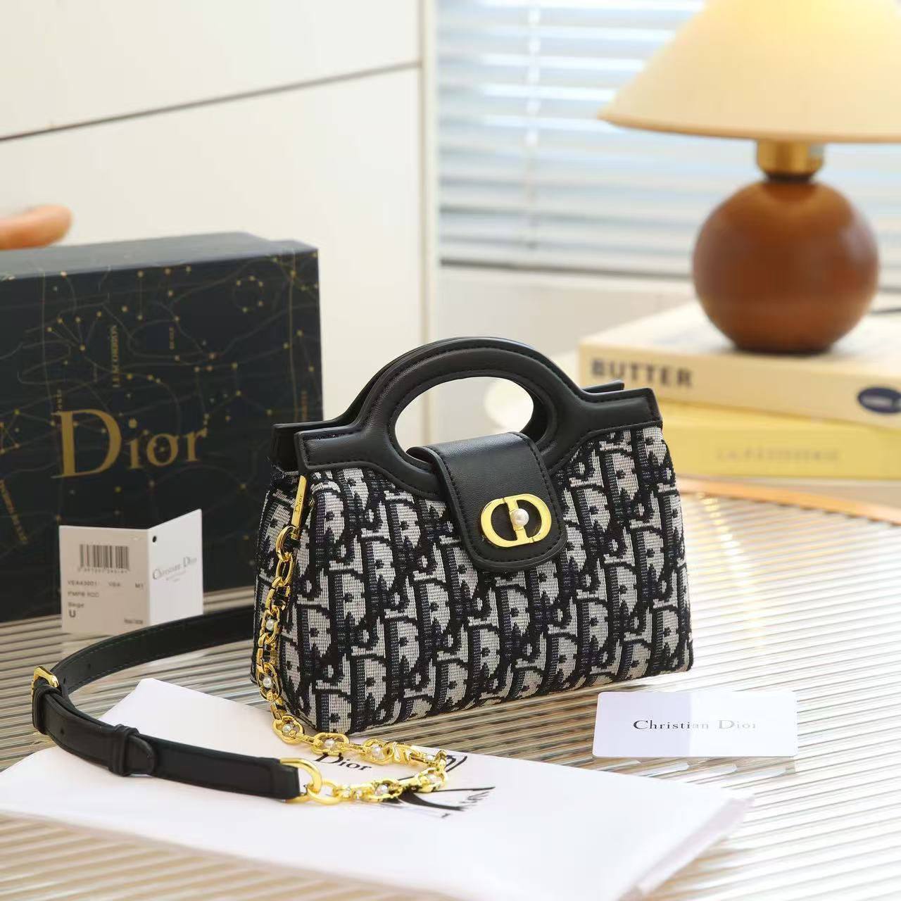 Dior 

with box 
🎁🎁🎁

105 dhs🪙🌨️

Zain177
♥️♥️♥️
