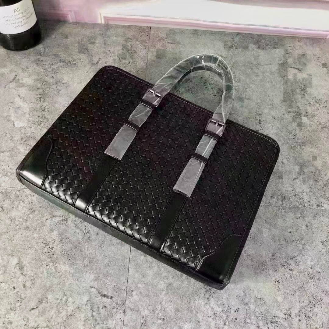 BOTTEGA LAPTOP BAG COPY ONE NEW CAME 
210 dhs🇦🇪🇦🇪

Zain295
♥️♥️♥️