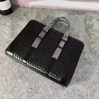 BOTTEGA LAPTOP BAG COPY ONE NEW CAME 
210 dhs🇦🇪🇦🇪

Zain295
♥️♥️♥️