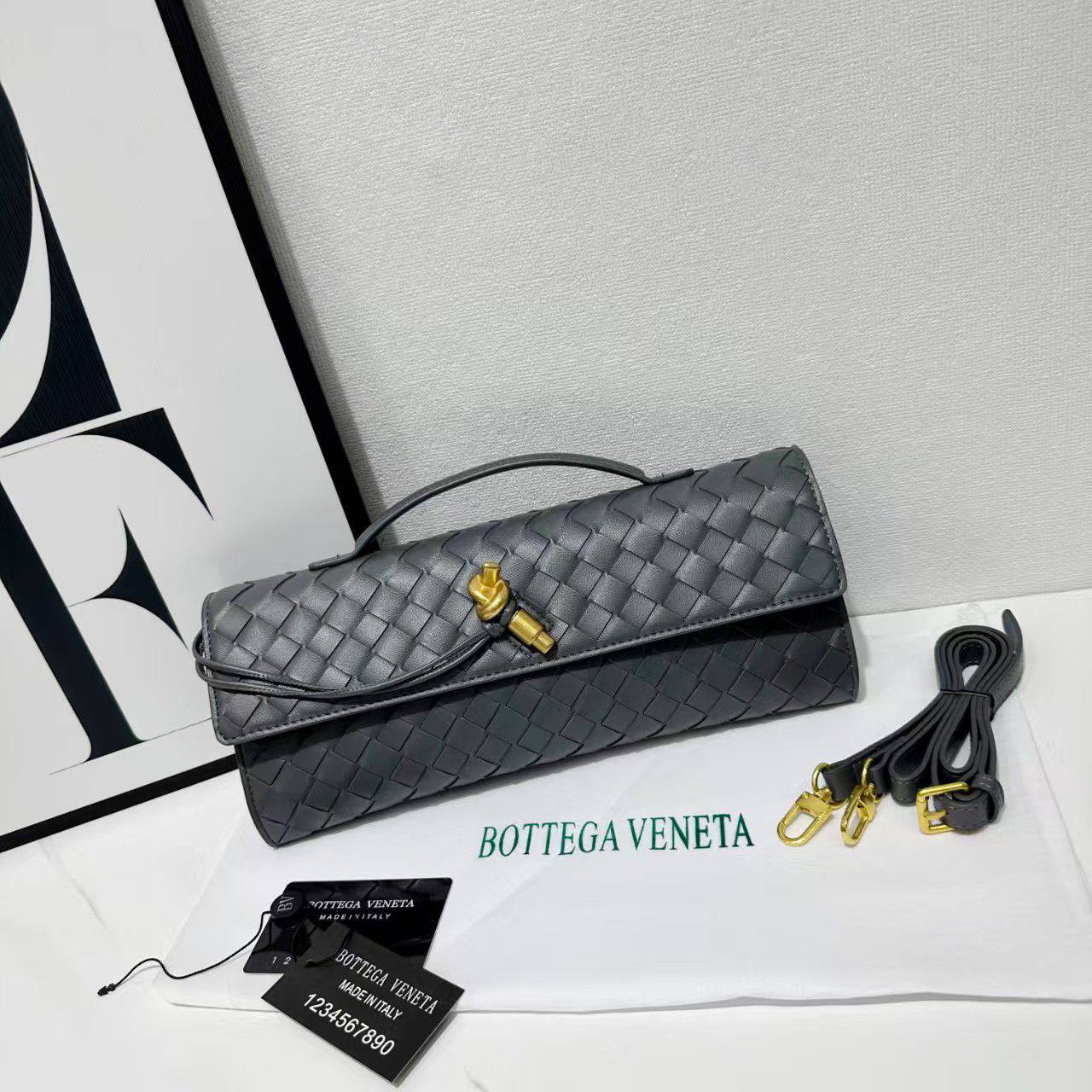 Bottega
105 dhs❣️

with box
🎁🎁🎁

size 30×4×13cm

Zain42
♥️♥️♥️