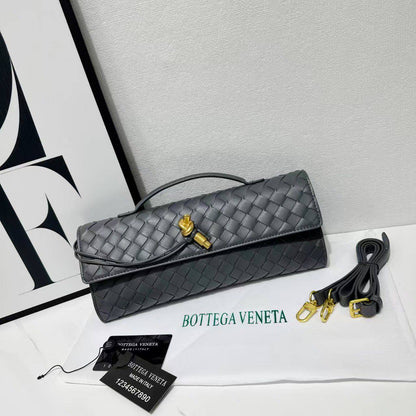 Bottega
105 dhs❣️

with box
🎁🎁🎁

size 30×4×13cm

Zain42
♥️♥️♥️