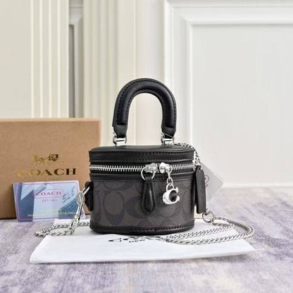 Coach
Coach 
90 dhs🇦🇪🇦🇪
with box
size 11×8.5×9cm

Zain42
♥️♥️♥️