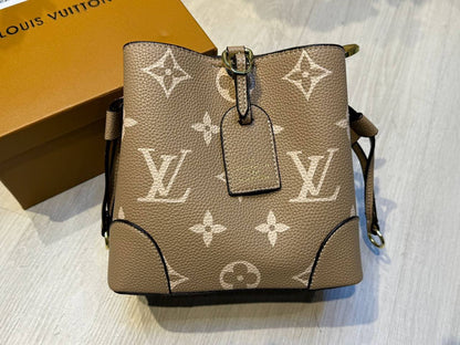 Lab
New 
20cm
BOX + Scraf🎁

105 dhs🪙🌨️

Zain44
♥️♥️♥️