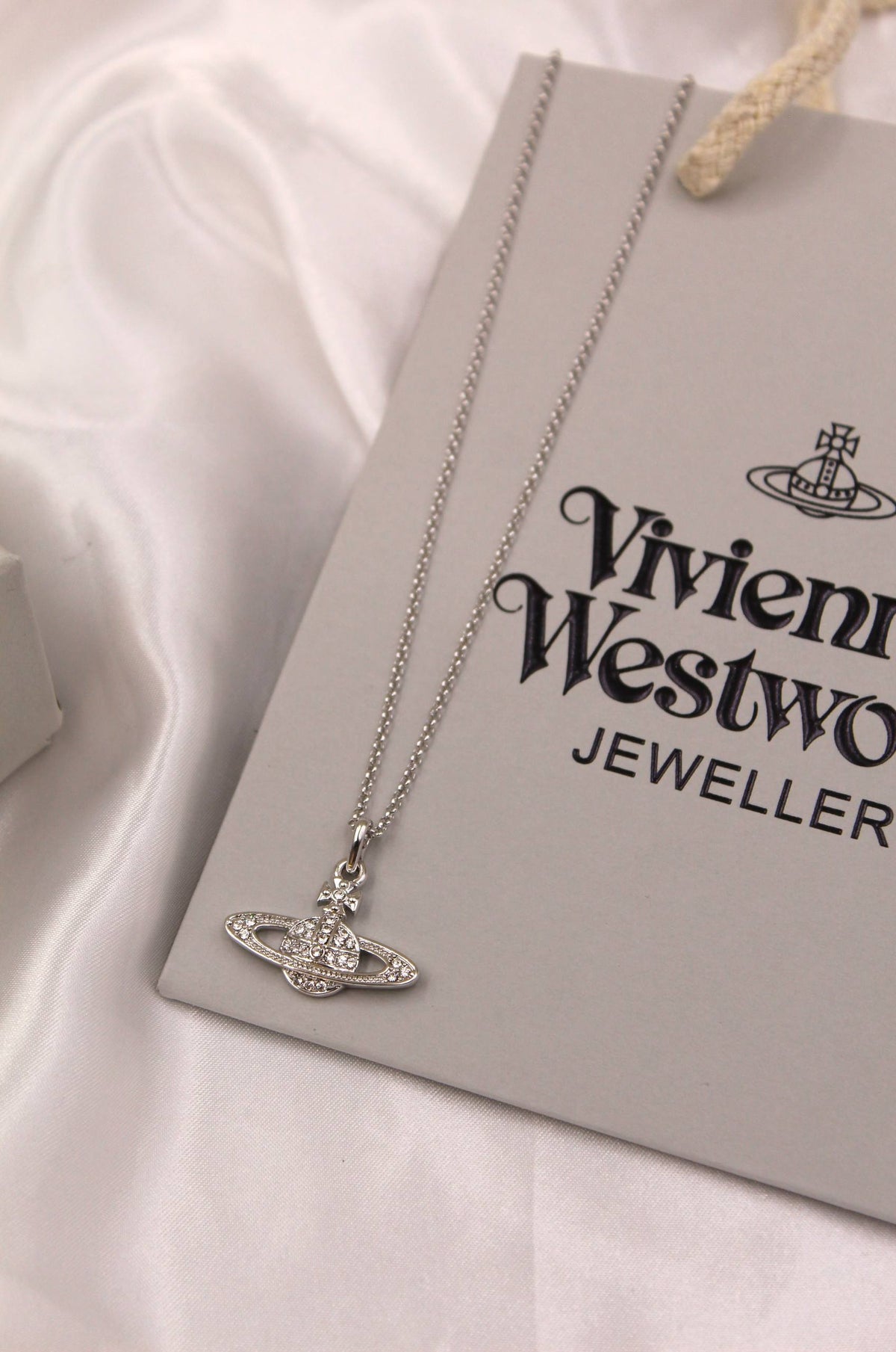 Vivienne Westwood

New Collection
Necklace
Super Master Quality 

For Price 👇 WhatsApp✅
0568585901 
0507557372
0552275751 Owner Zain 👌

Zain106
♥️♥️♥️