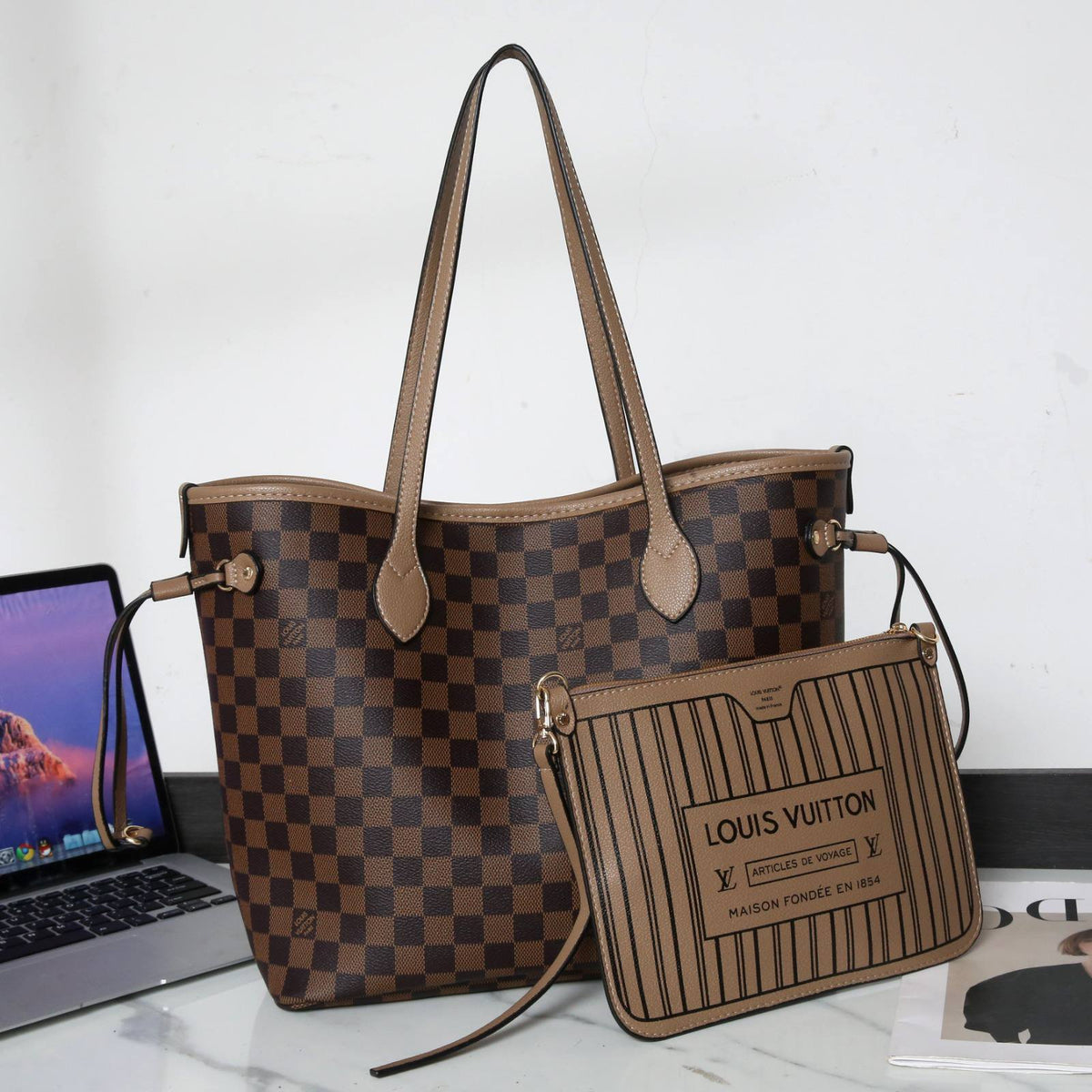 LV
best quality 

with box

115 dhs🇦🇪🇦🇪
size 42CM

Zain290
♥️♥️♥️