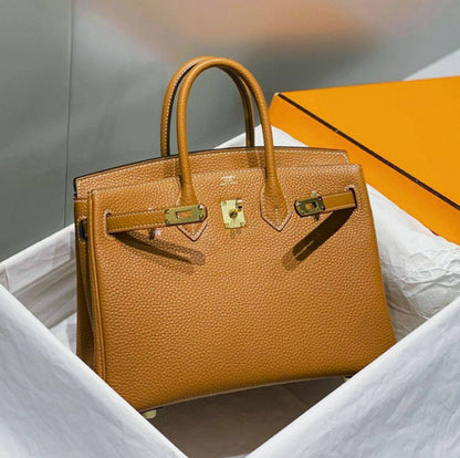HERMES BIRKIN 
35CM 
GOOD QUALITY 
120 dhs✅

Zain295
♥️♥️♥️