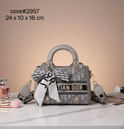 CHRISTIAN DIOR
sᴡᴇᴇᴛ ʟᴀᴅʏ ᴛᴏᴘ ʜᴀɴᴅʟᴇ
ᴡɪᴛʜ ʟᴏɴɢ ᴛʀɪᴍ sᴛʀᴀᴘ
ɢᴏʟᴅ ʜᴀʀᴅᴡᴀʀᴇ
sɪᴢᴇ : 24 cm
ᴡɪᴛʜᴏᴜᴛ BOX

70 dhs✅

Zain31
♥️♥️♥️