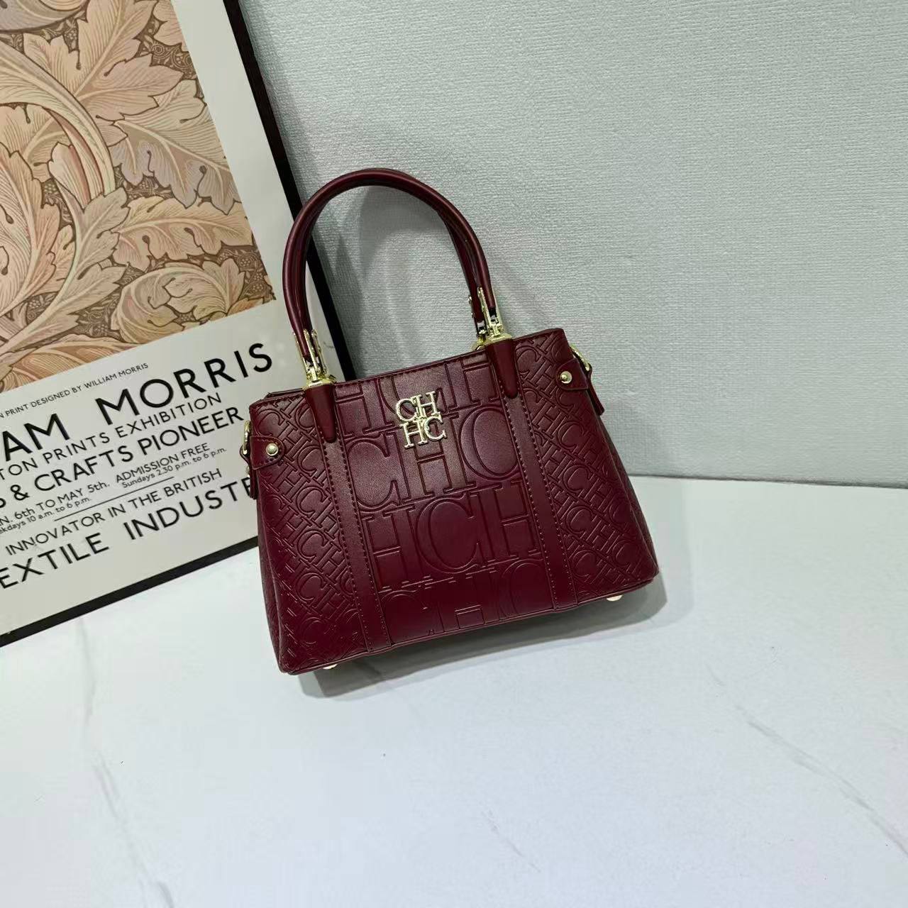 CH
100 dhs✅
size：22cm

Good-quality 

with box
🎁🎁🎁

Zain35
♥️♥️♥️