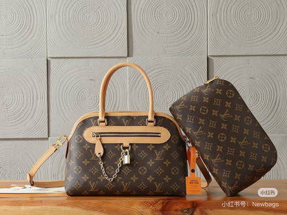 New 
Lv Master
Small 310 dhs🪙💚
Big 340 dhs🪙💚

Zain228
♥️♥️♥️