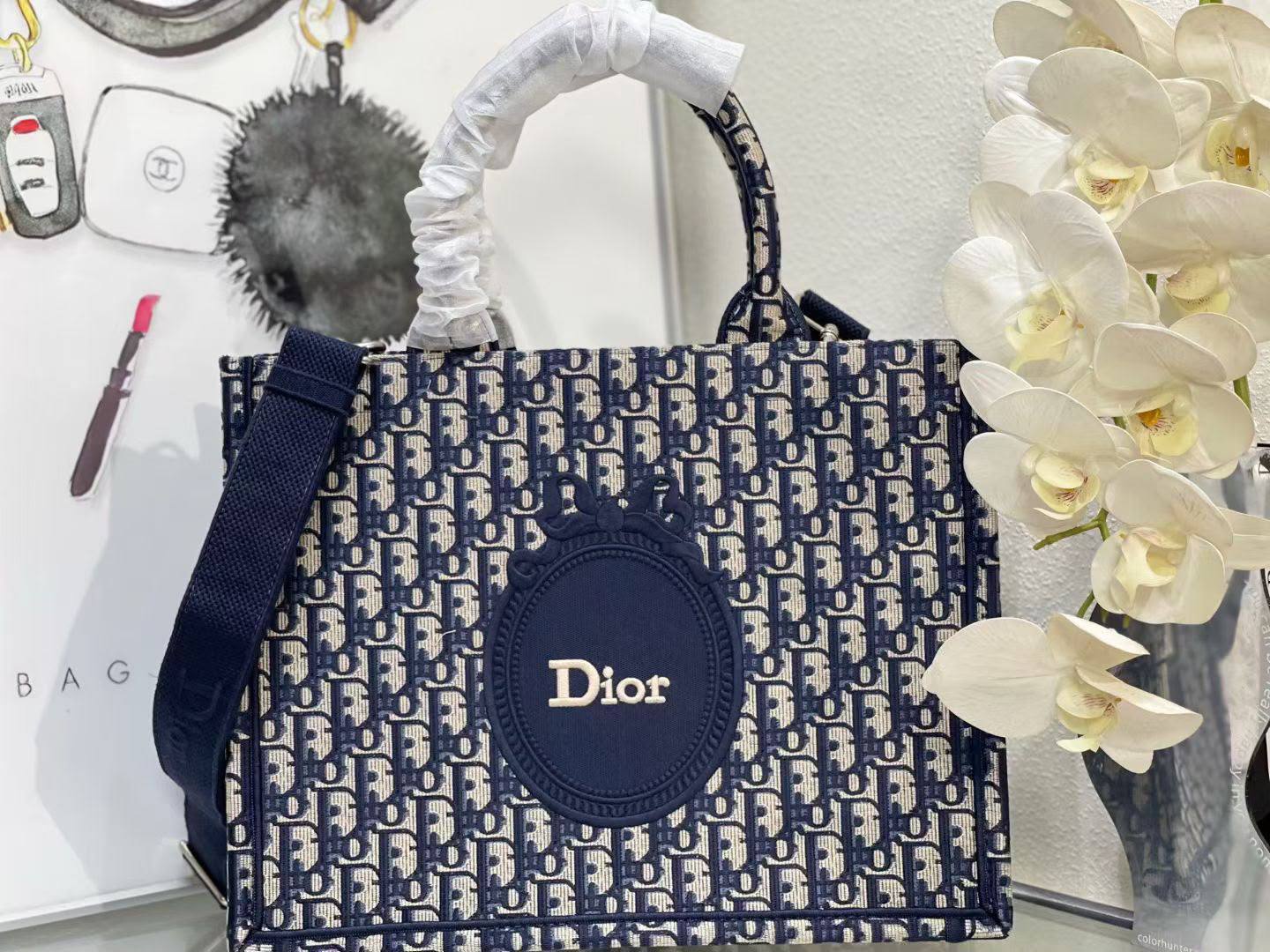 Dior Tote Bag 🙋🏻‍♀️
Master✅✅
36cm💕 320 dhs🇦🇪🇦🇪
41cm💕 330 dhs🇦🇪🇦🇪

Zain297
♥️♥️♥️