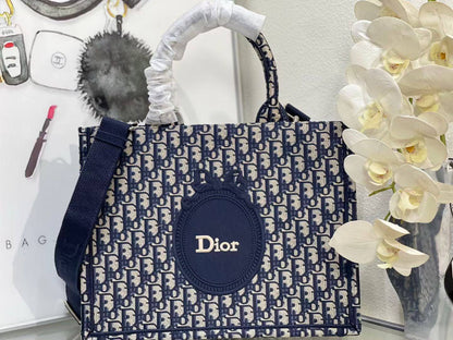 Dior Tote Bag 🙋🏻‍♀️
Master✅✅
36cm💕 320 dhs🇦🇪🇦🇪
41cm💕 330 dhs🇦🇪🇦🇪

Zain297
♥️♥️♥️