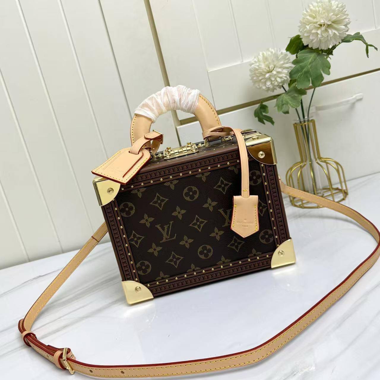 LV 
camera & mackup box 
430 dhs❣️

Zain228
♥️♥️♥️