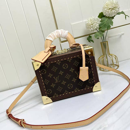 LV 
camera & mackup box 
430 dhs❣️

Zain228
♥️♥️♥️