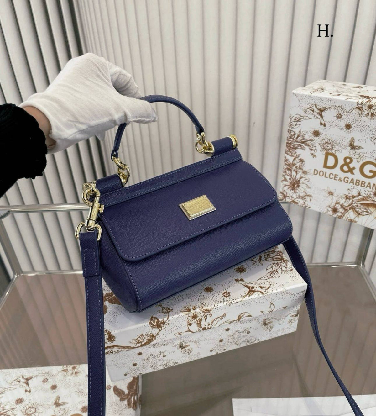 Dolce&Gabbana 

new came 
good quality 

with box 
105 dhs🇦🇪🇦🇪

Zain295
♥️♥️♥️