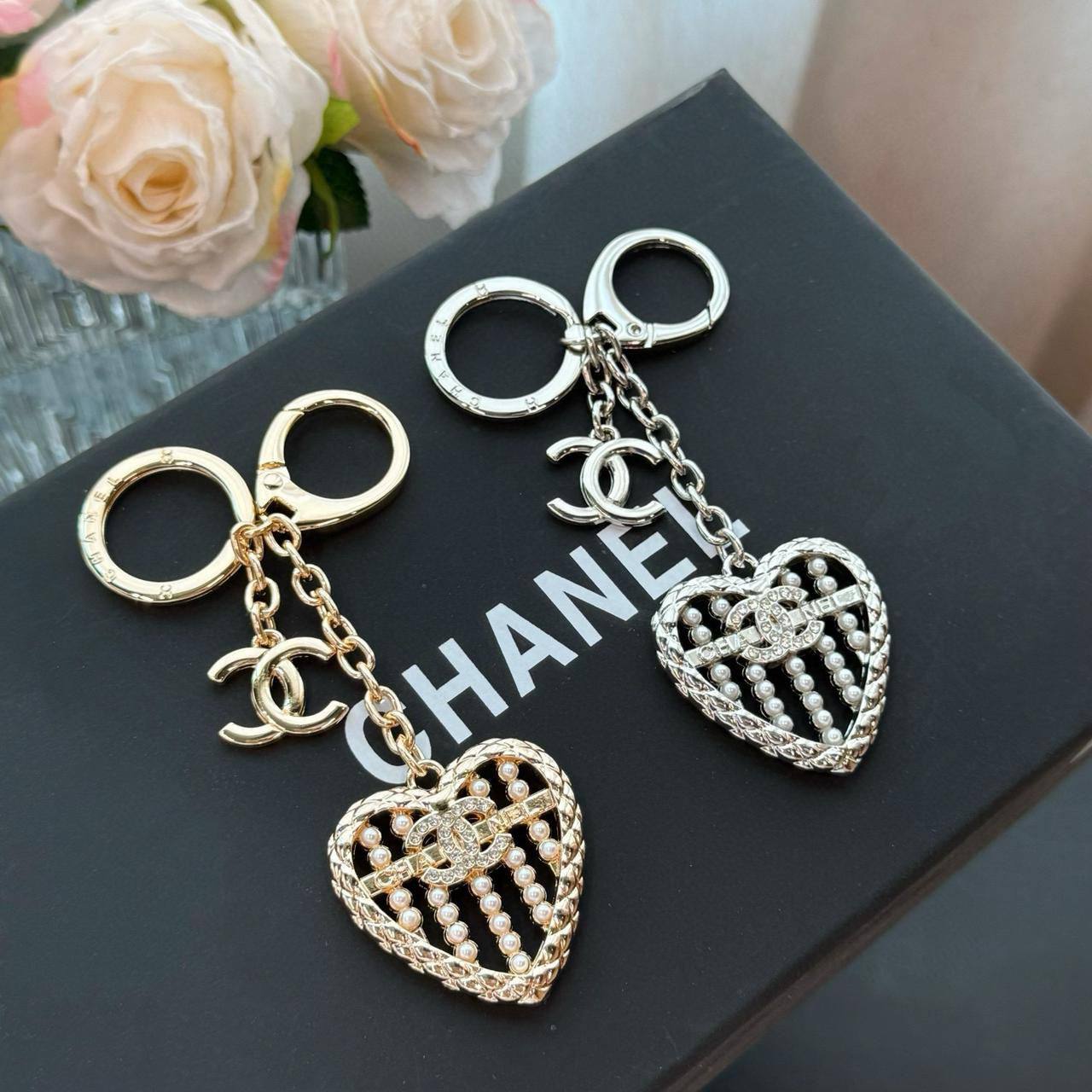 KEYCHAINS
CHANEL & LV 
60 dhs🪙🖤
With MASTER BOX 📦

Zain263
♥️♥️♥️