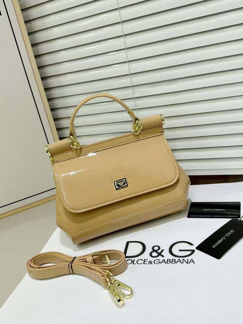 💗  D&G 
1️⃣ First quality +🎁
Size : 20 * 15 * 9 cm
95 dhs
with box 🎁

Zain115
♥️♥️♥️