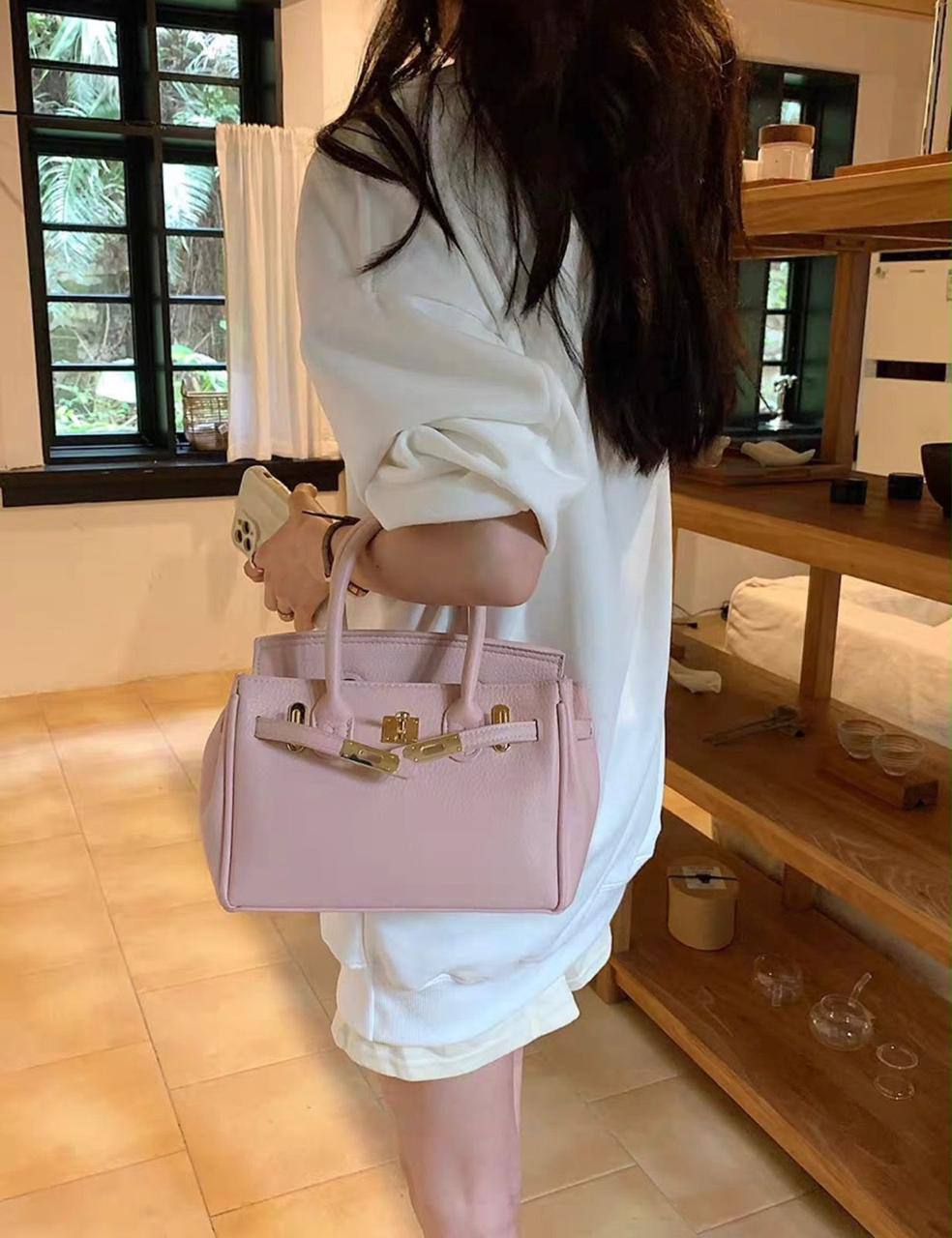 HERMES BIRKIN SMALL SIZE GOOD QUALITY WITH BOX 
110 dhs🇦🇪🇦🇪

Zain295
♥️♥️♥️