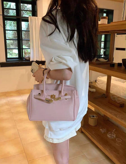 HERMES BIRKIN SMALL SIZE GOOD QUALITY WITH BOX 
110 dhs🇦🇪🇦🇪

Zain295
♥️♥️♥️