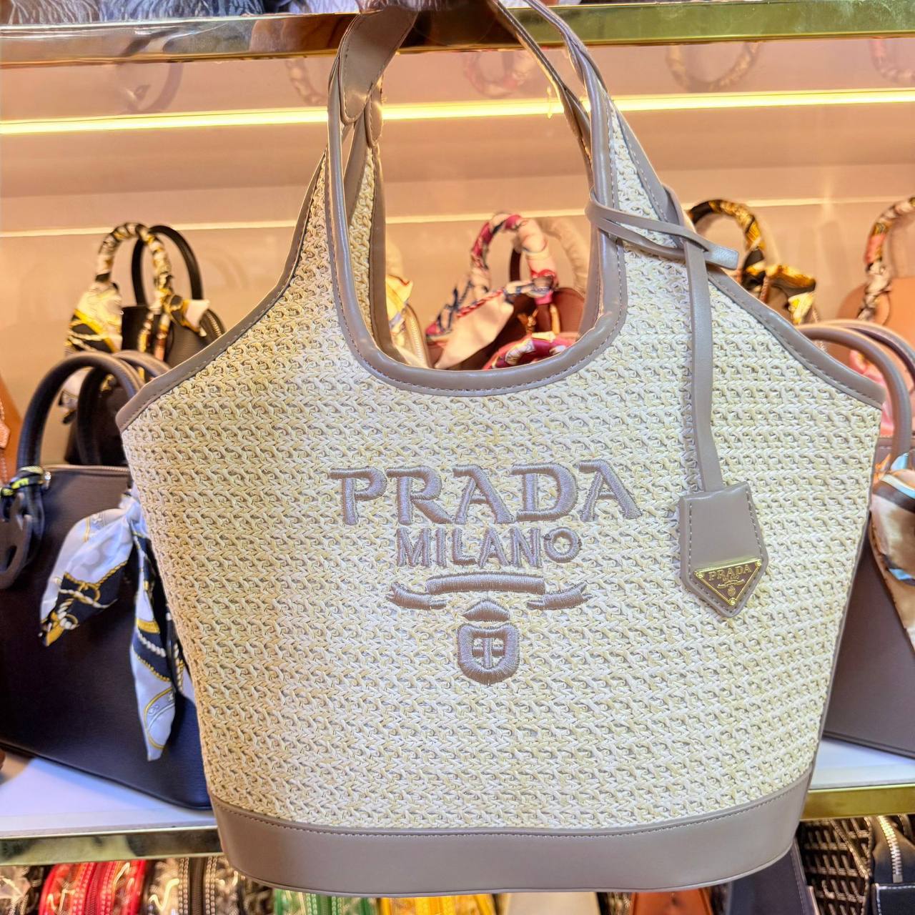 PRADA 
NEW CAME 
GOOD QUALITY 
100 dhs🪙🌨️
SIZE: 28cm 

Zain39
♥️♥️♥️