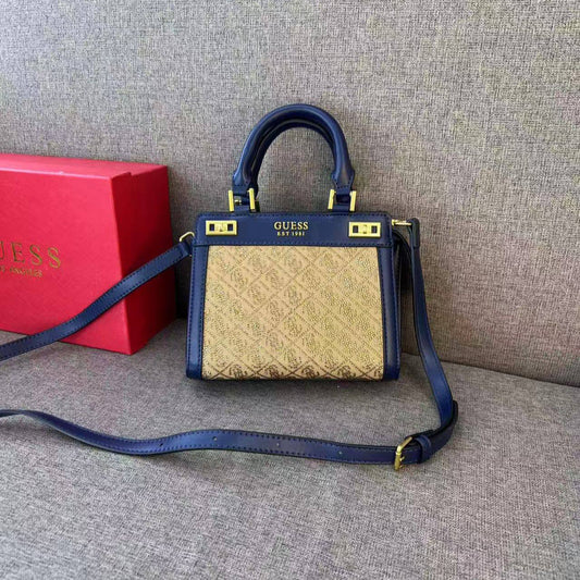 Guess

90 dhs❣️ 
with box 
🎁🎁🎁

high quality  new
21 cm

Zain26
♥️♥️♥️