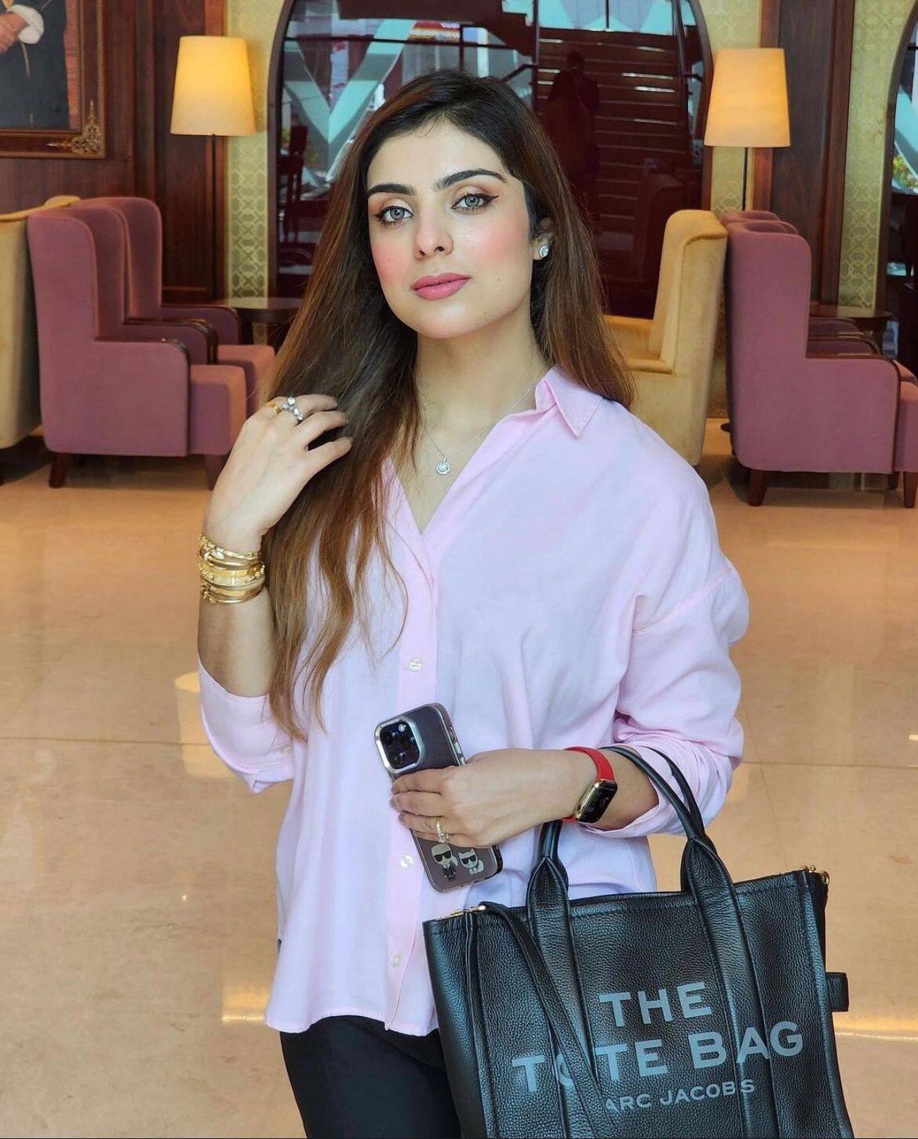MARC JACOBS 
THE TOTE BAG NEW CAME 
GOOD QUALITY MEDIUM SIZE 
115 dhs❣️

Zain39
♥️♥️♥️