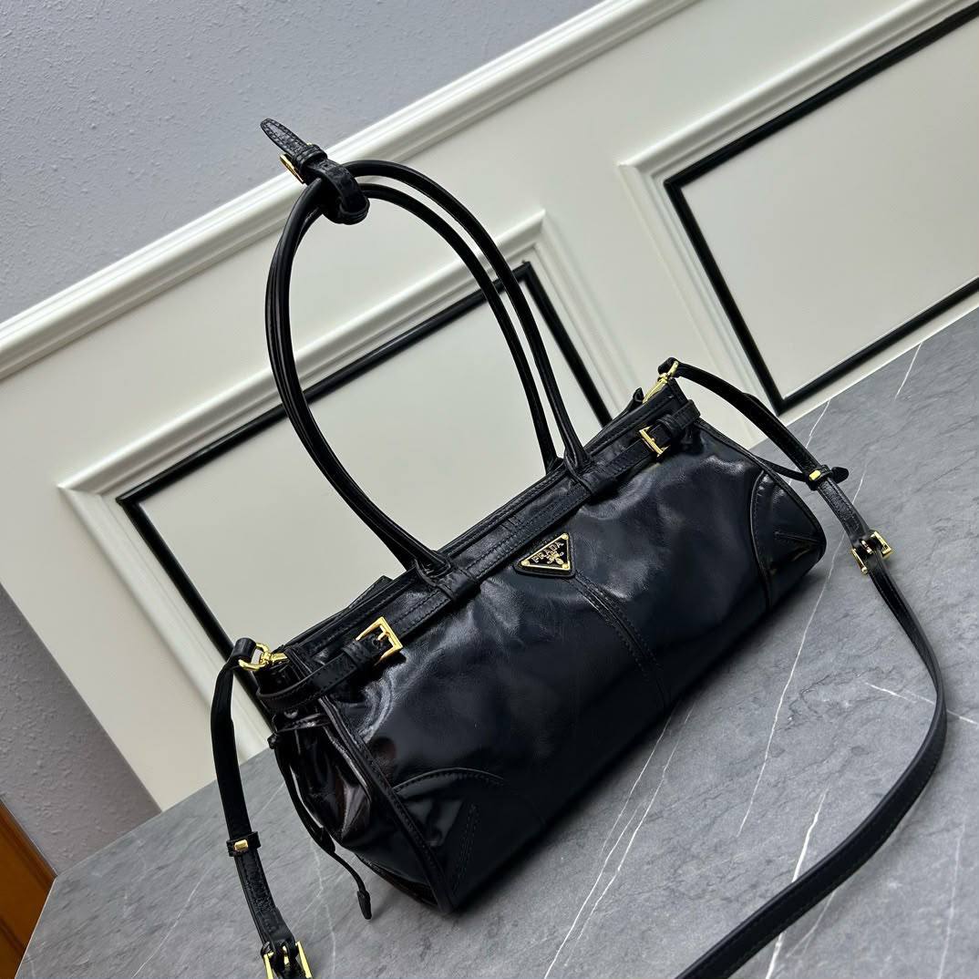 PRADA 
COPY ONE 
210 dhs✅

Zain295
♥️♥️♥️