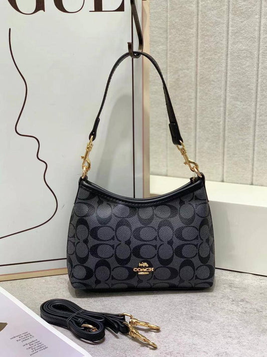 Coach 
90 dhs✅
with box
🎁🎁🎁

size 20×7.5×16cm

Zain42
♥️♥️♥️