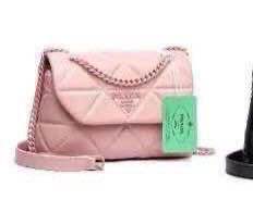 Prada

with box
🎁🎁🎁

95 dhs🪙

Zain143
♥️♥️♥️