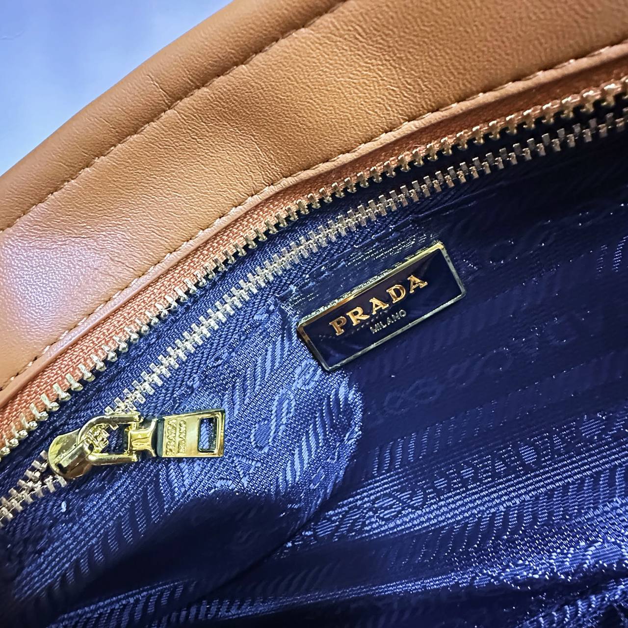 PRADA COPY ONE NEW CAME  BIG SIZE 
220 dhs🇦🇪🇦🇪

Zain295
♥️♥️♥️